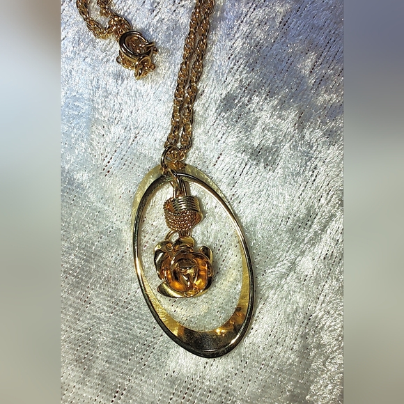 Source Unknown Jewelry - Beautiful Suspended Gold Tone Rose Necklace.
